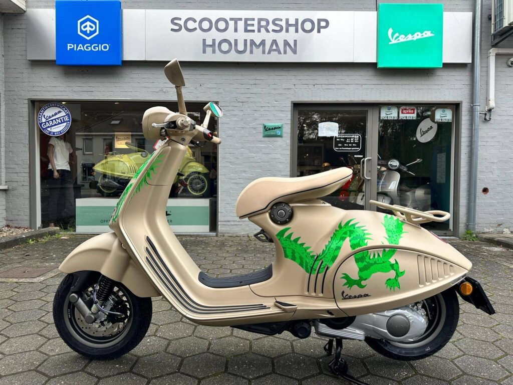Vespa 946 125cc Dragon Gelimiteerde & Genummerde Editie (1888 stuks)  nr.150